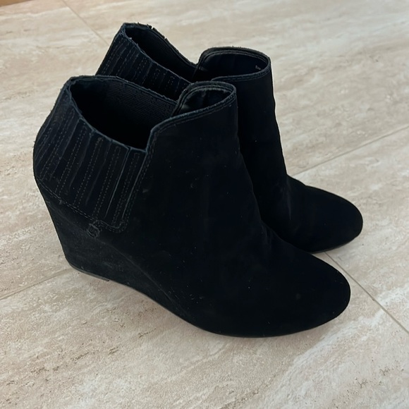 Dolce Vita Gwynn Black Suede Bootie 10 - Picture 1 of 4